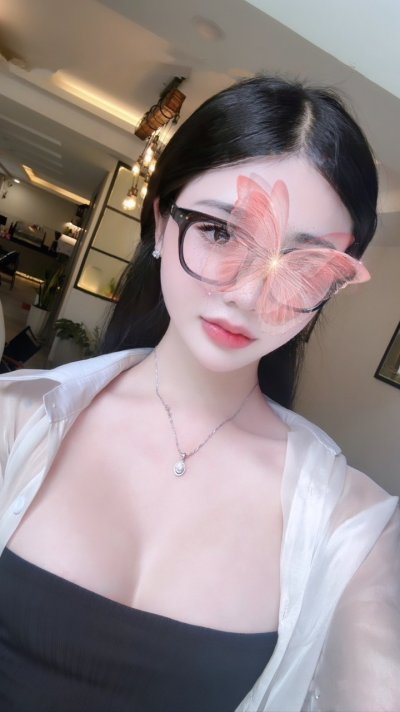 NEW HOT PÉ SAM MẶT XINH DA TRẮNG VÚ BƯỚM NGON ĐÁNG YÊU